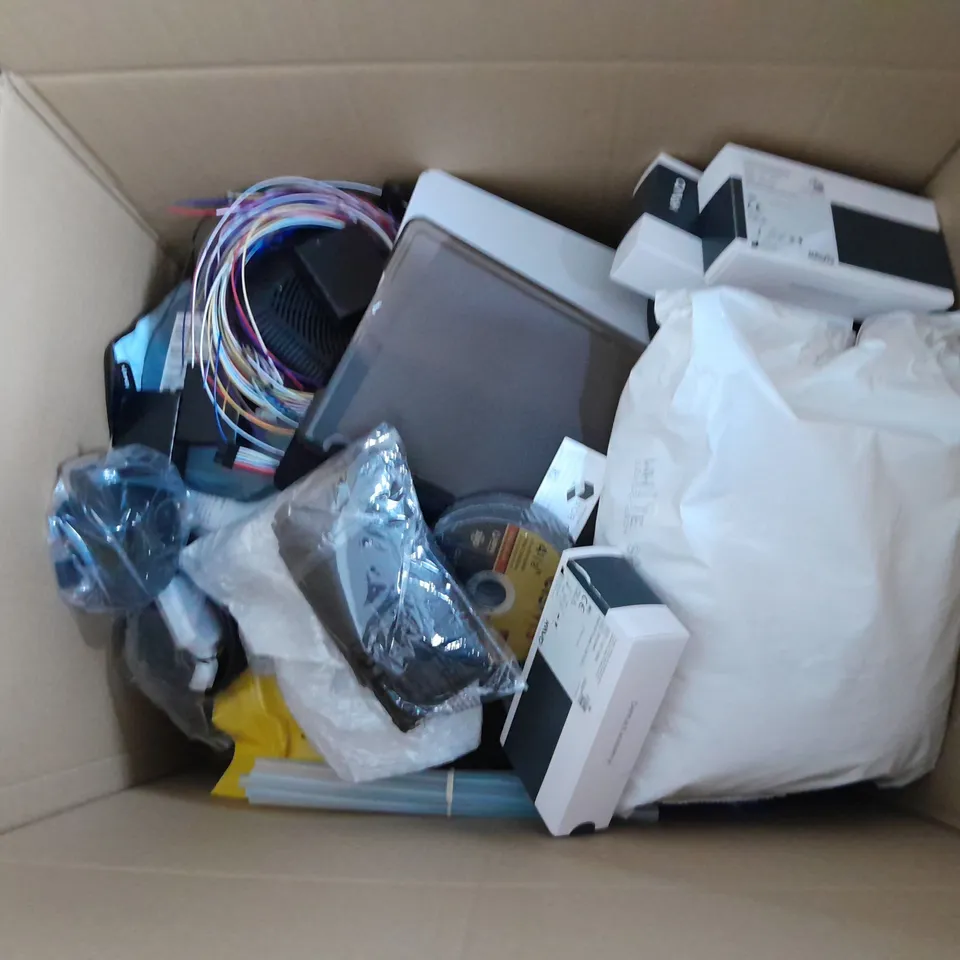 APPROXIMATELY 20 ASSORTED HOUSEHOLD ITEMS TO INCLUDE ROUTER, 2.5kg PLATE, CISIVIS CUTTING WHEEL, ETC - COLLECTION ONLY