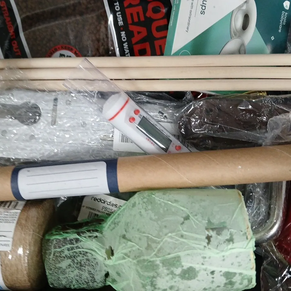 APPROXIMATELY 10 ASSORTED HOUSEHOLD ITEMS TO INCLUDE METHOD PELLETS, CAT COLLAR, KNITTING YARN, ETC