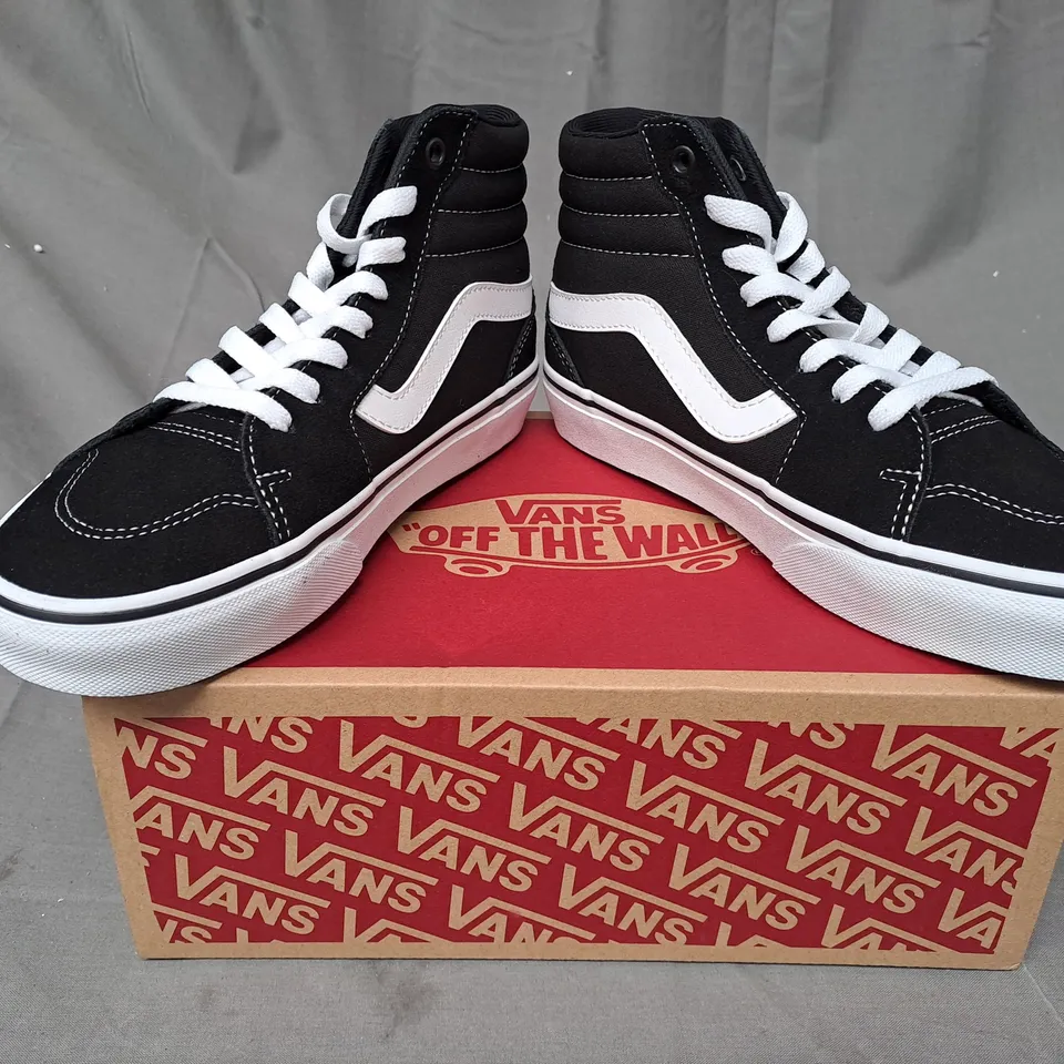BOXED PAIR OF VANS FILMORE HI SHOES IN BLACK/WHITE UK SIZE 4