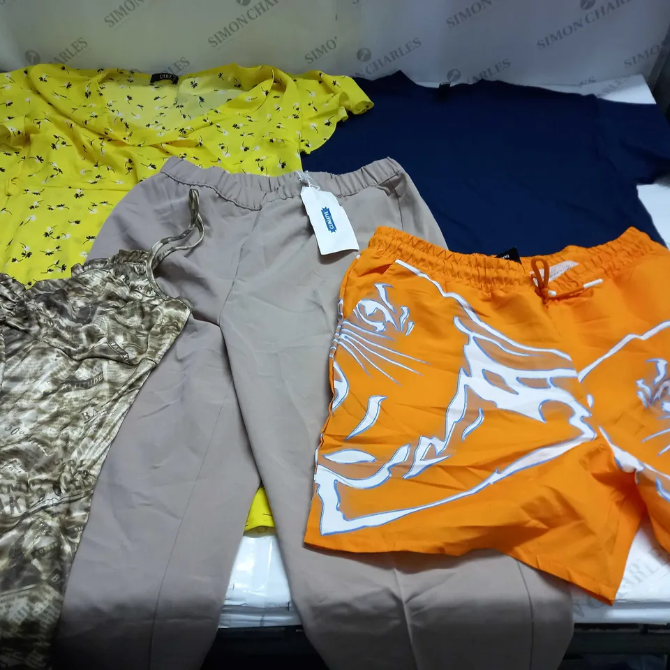 LARGE QUANTITY OF CLOTHING ITEMS TO INCLUDE DRESSES, SWEATERS, JEANS, T-SHIRTS, ETC