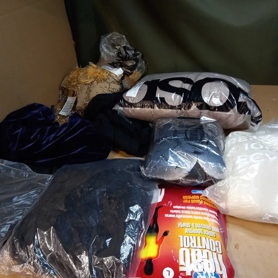 LOT OF APPROX 20 ASSORTED CLOTHING ITEMS TO INCLUDE JUMPERS, SOCKS AND T-SHIRTS