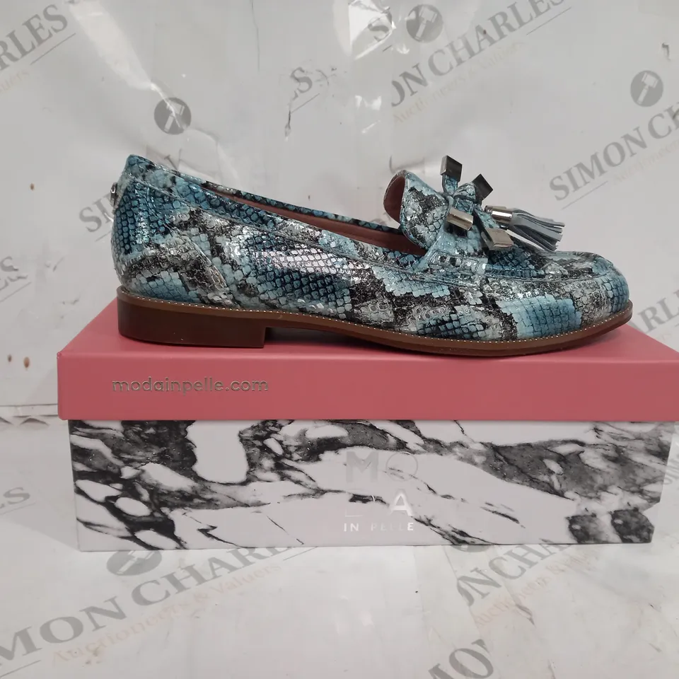 BOXED PAIR OF MODA INPELLE BLUE SILVER SNAKE PRINT WIDE FIT SMART LOAFER IN SIZE 39