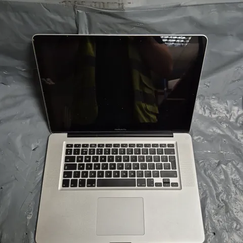 APPLE MACBOOK PRO - 2009 