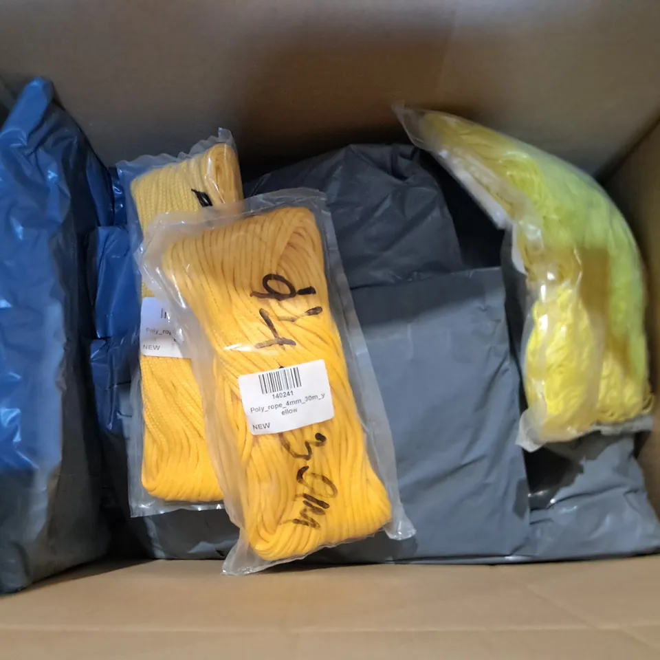 LOT OF APPROXIMATELY 25 ASSORTED PIECES OF ROPE AND CORDAGE IN VARIOUS SIZES AND COLOURS 