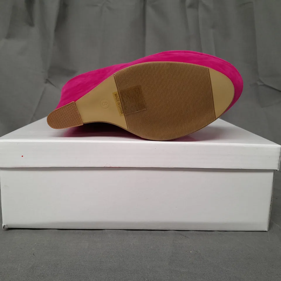 BOXED PAIR OF KOI COUTURE HR5 PLATFORM HIGH WEDGE FAUX SUEDE SHOES IN FUCHSIA SIZE 8
