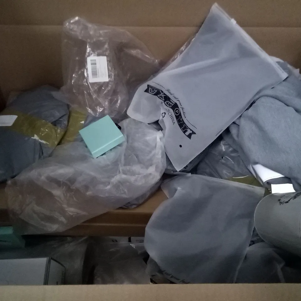 PALLET OF 6 BOXES CONTAINING ASSORTED ITEMS INCLUDING CITRUS JUICER, FAUCET SPLASH HEAD, PHONE CASES, WAIST BAG, DRINK BOTTLES, DESKTOP AIR CONDITIONING FAN