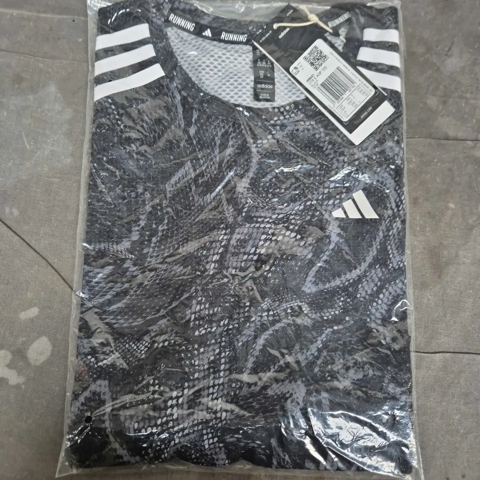 BAGGED ADIDAS RUNNING AOP TEE IN BLACK/GREY - 2XS