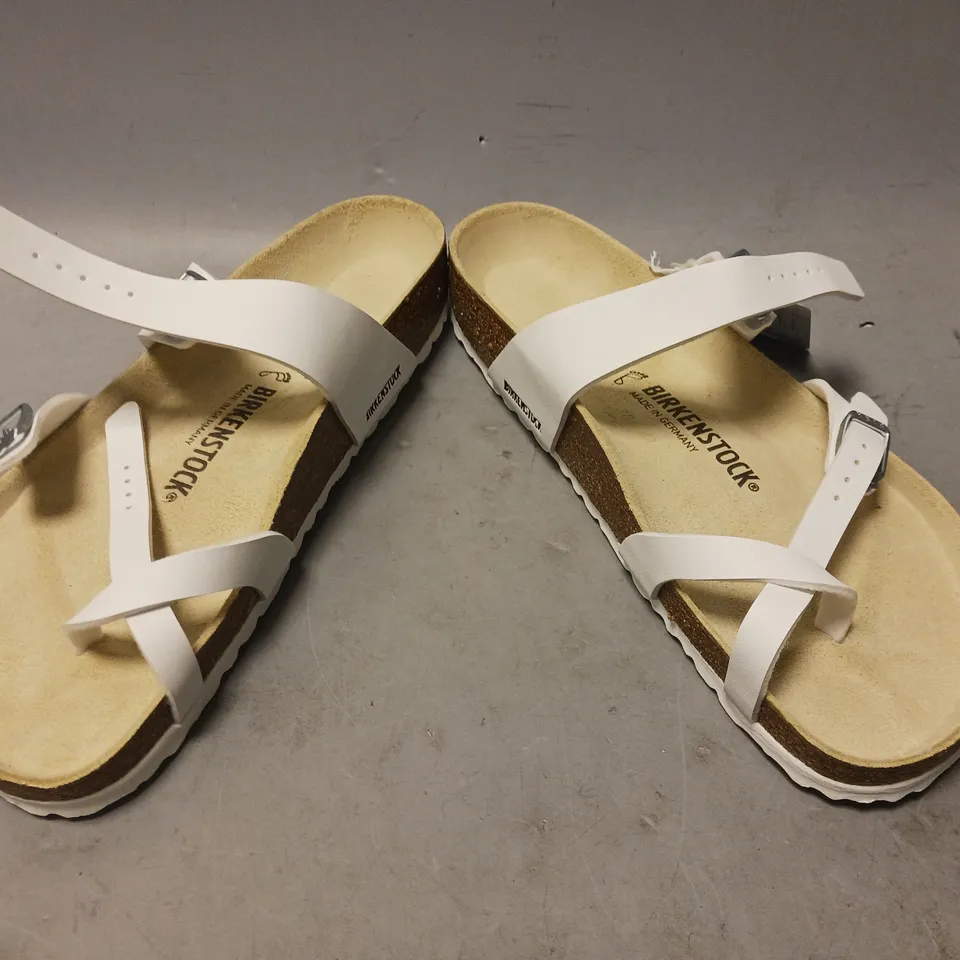 BOXED PAIR OF BIRKENSTOCK MAYARI FOOTBED SANDALS IN WHITE UK SIZE 9