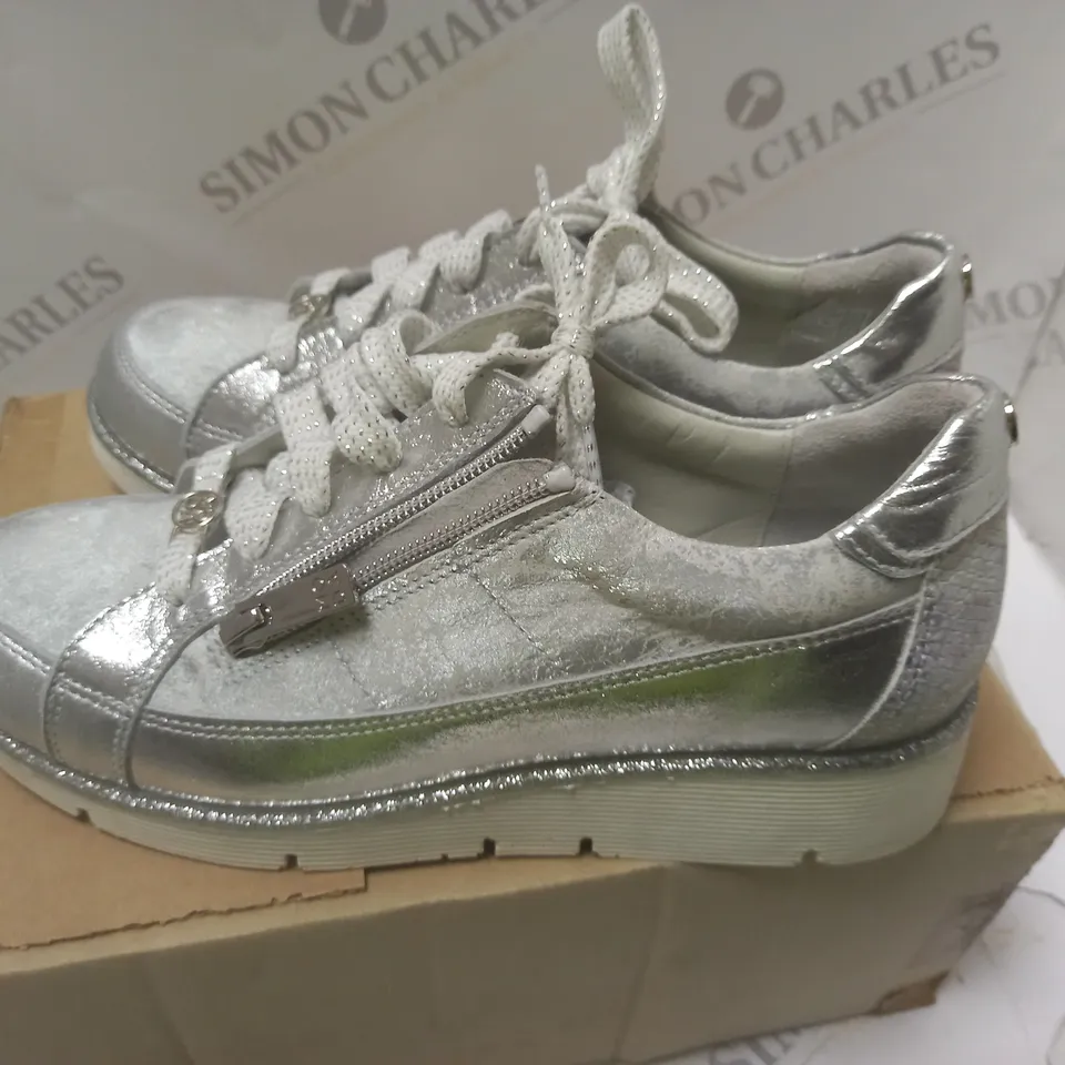 MODA SILVER LEATHER SHOES - SIZE 6