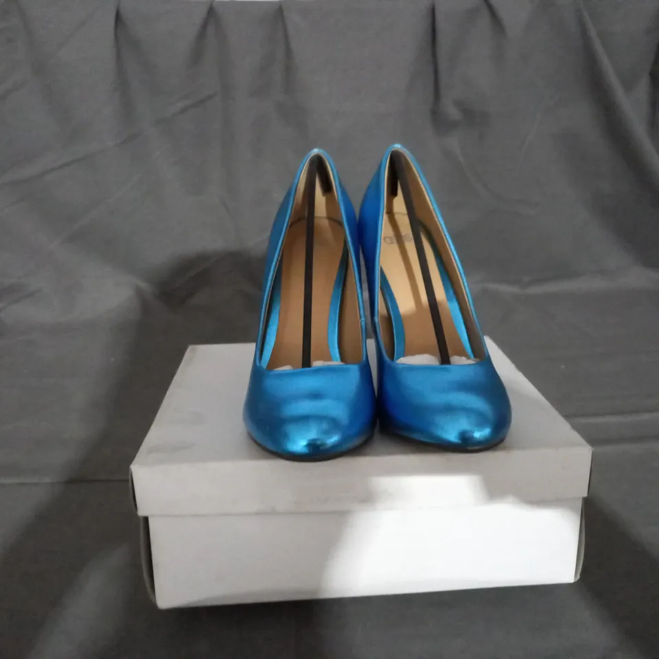 APPROXIMATELY 6 BOXED PAIRS OF ASOS SCALA HIGH HEELS IN BLUE SIZE 4