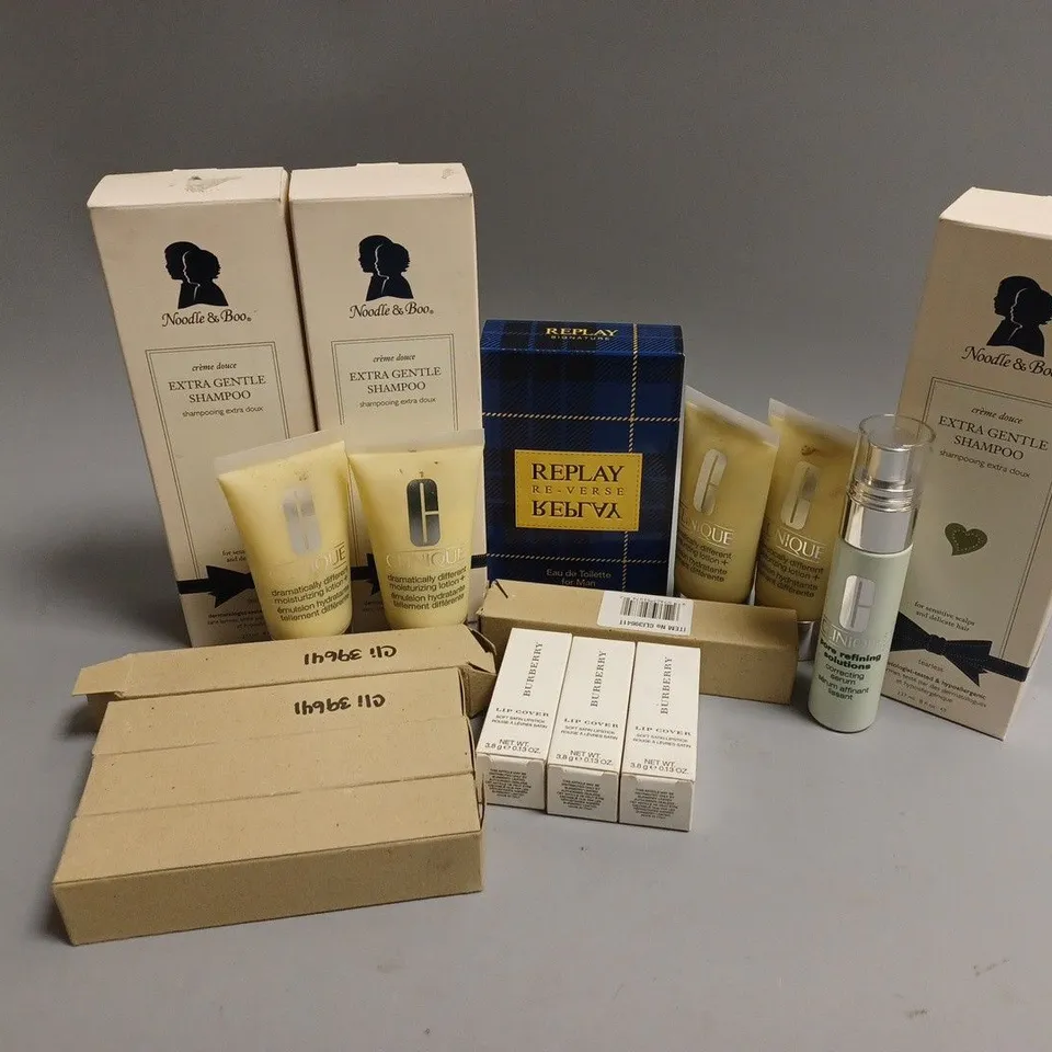 APPROXIMATELY 16 COSMETICS ITEMS TO INCLUDE NOODLE & BOO EXTRA GENTLE SHAMPOO (237ml), CLINIQUE CORRECTING SERUM (30ml), BURBERRY LIP COVER (3.8g), ETC