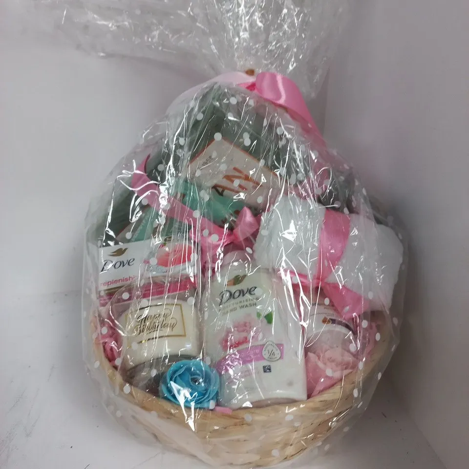 LARGE QUANTITY OF ASSORTED HOUSEHOLD ITEMS TO INCLUDE HEAD TENNIS BALLS, EARLOOP MASKS AND DOVE GIFT SET