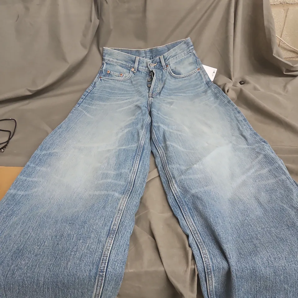 DENIM JEANS, WIDE-LEG / BAGGY STYLE, LIGHT WASH SIZE 26