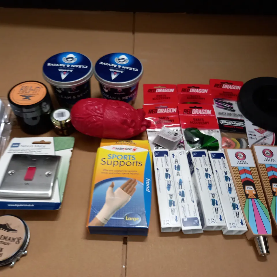 LOT OF ASSORTED HOUSEHOLD ITEMS TO INCLUDE DART ACCESSORIES, SQUARE SWITCH AND RUGBY STUDS
