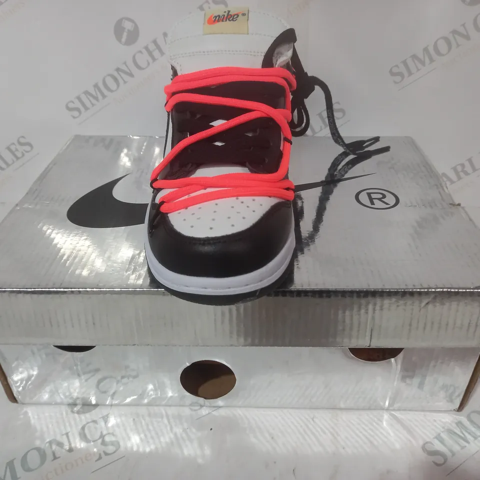 BOXED PAIR OF NIKE DUNK LOW SHOES IN BLACK/WHITE UK SIZE 4.5