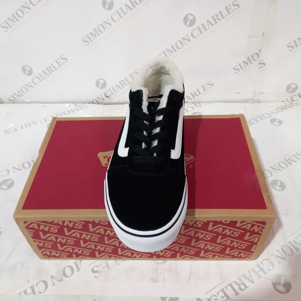 VANNS SUEDE SHERPA BLACK/WHITE SIZE 6