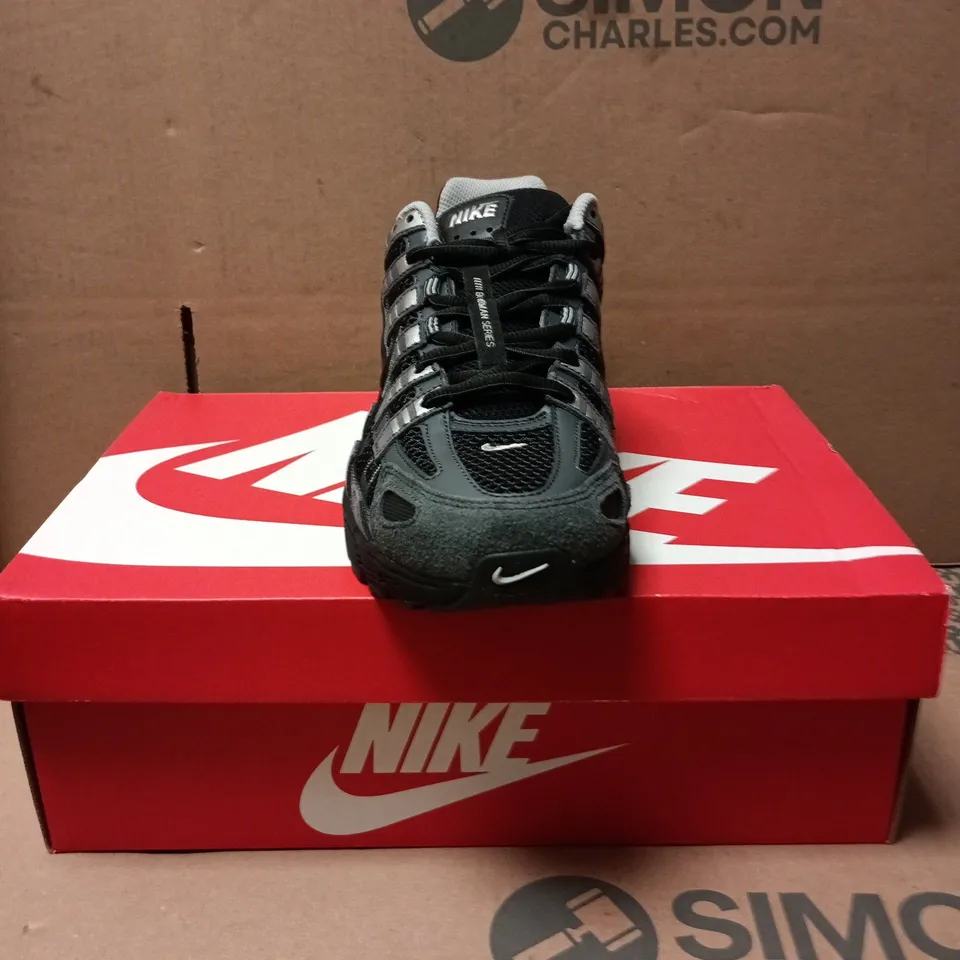 NIKE P-6000 TRAINERS - BLACK/GREY SIZE 8.5