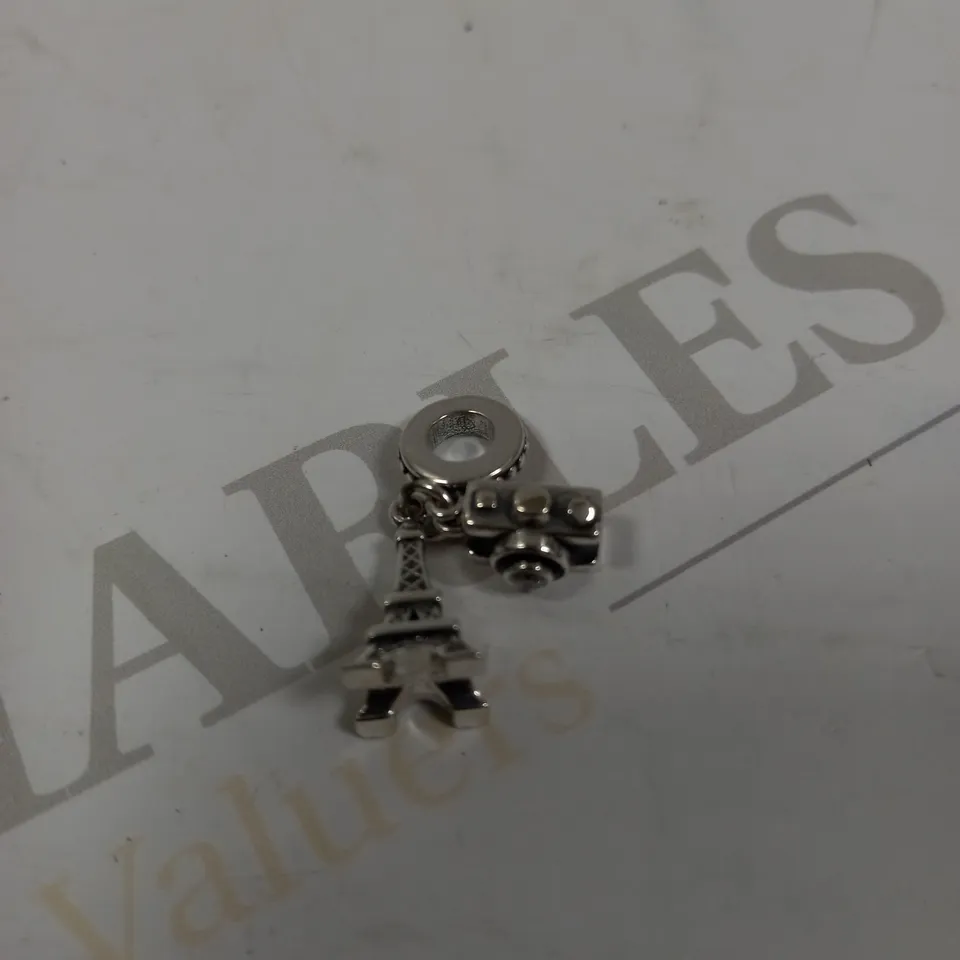 DESIGNER SILVER EFFECT TOURIST CHARM