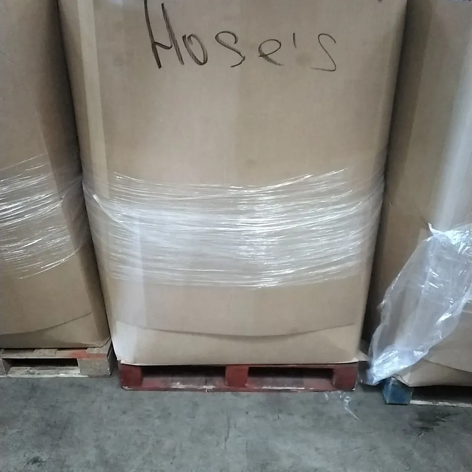 A PALLET CONTAINING ASSORTED GARDEN HOSES