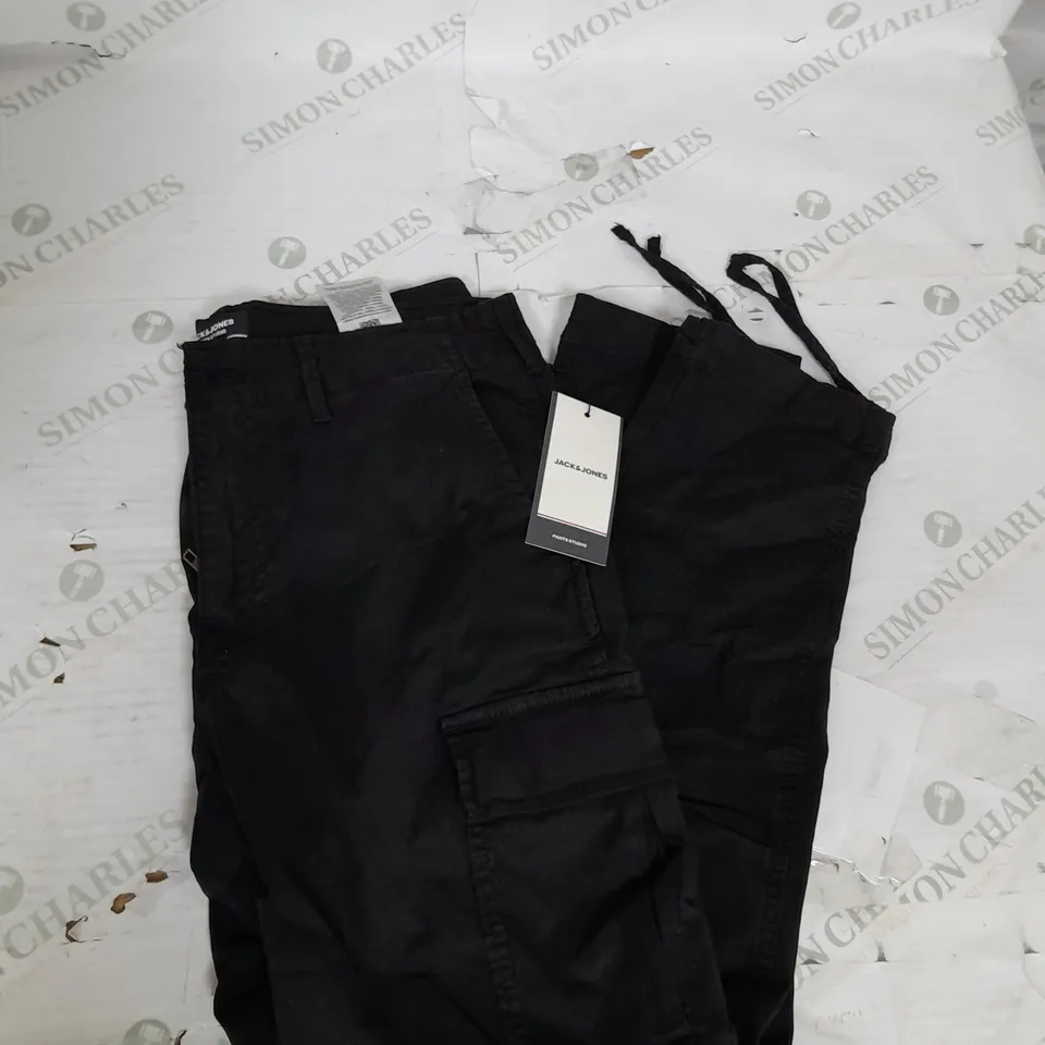 JACK & JONES CARGO TROUSERS IN SOLID BLACK SIZE 31W