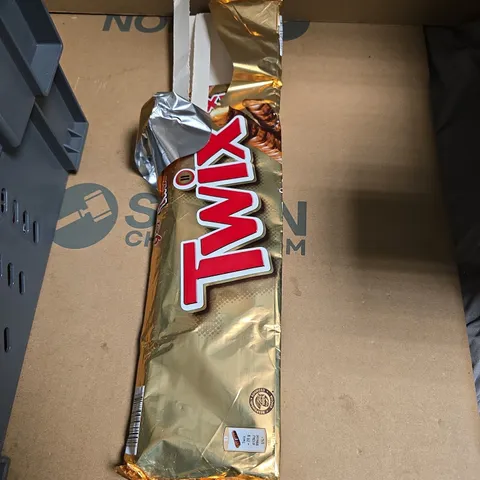 APPROXIMATELTY 7 ASSORTED FOOD ITEMS INCLUDING TWIX AND DAIRY MILK 