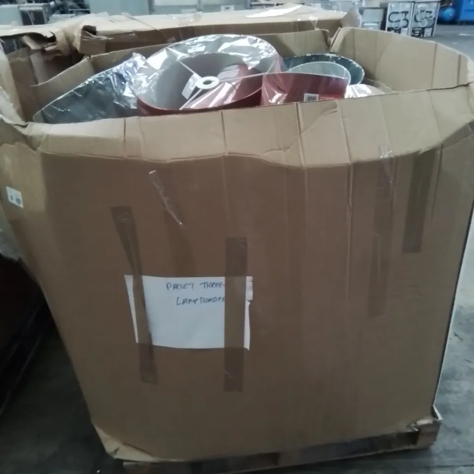 PALLET CONTAINING VARIOUS HOME LIGHTING FITTINGS AND LAMP SHADES