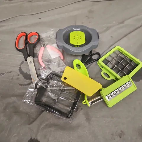 APPROXIMATELY 12 ASSORTED HOUSEHOLD ITEMS TO INCLUDE VEGETABLE CHOPPER SET, SCISSORS, PLIERS, ETC - COLLECTION ONLY