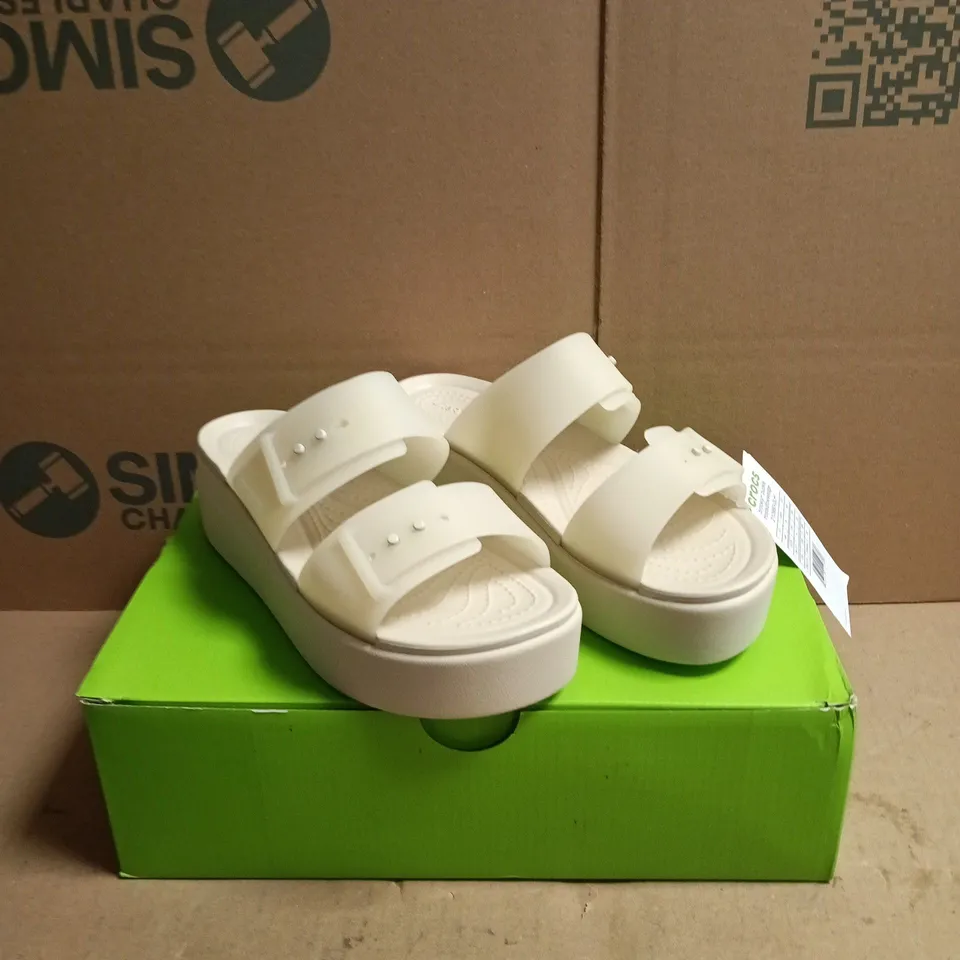 CROCS BROOKLYN BUCKLE FROSTED WEDGE SANDSTONE – WOMEN’S SANDALS, UK 4 (US 6)