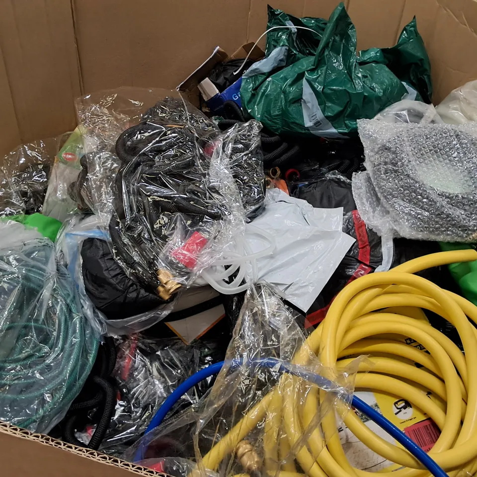 PALLET CONTAINING A LARGE QUANTITY OF ASSORTED GARDEN HOSES AND FITTINGS 