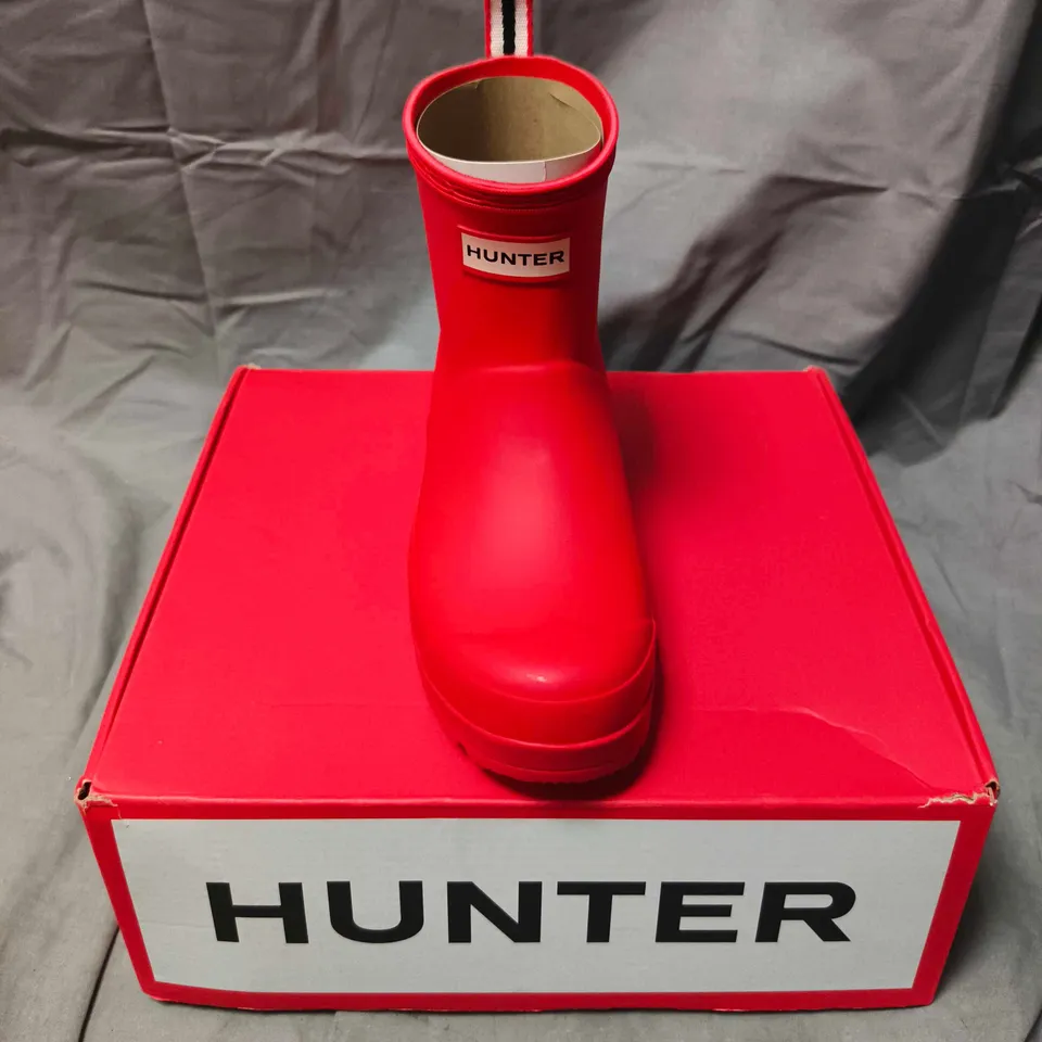 HUNTER PLAY SHORT BOOTS IN RED - 5