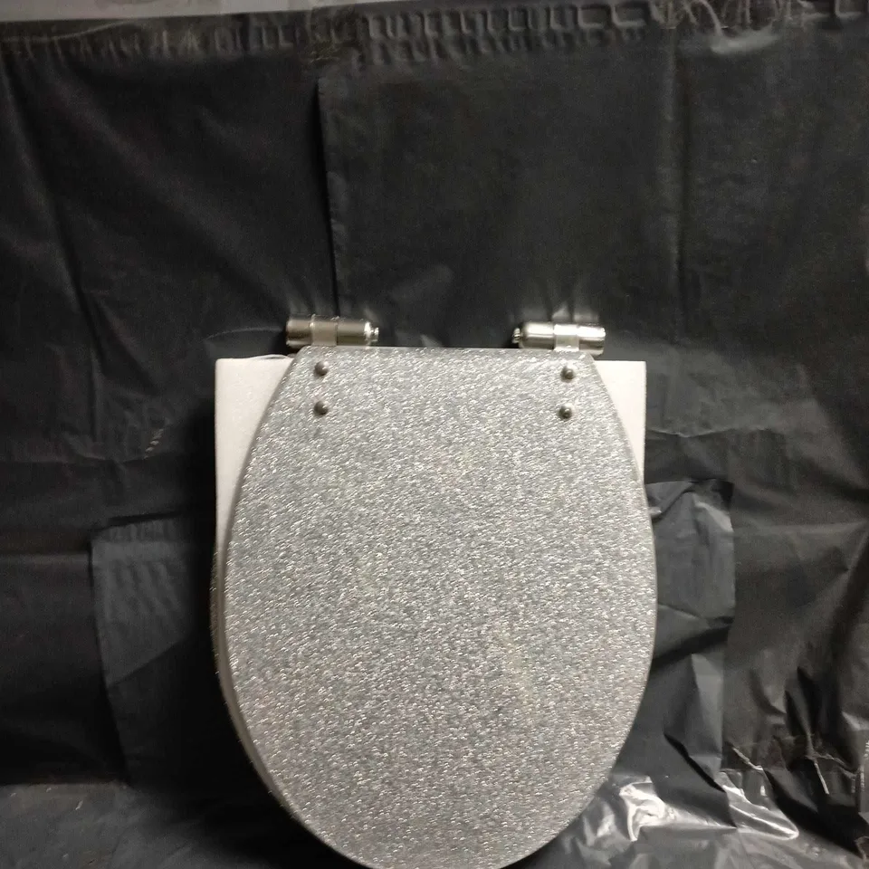 CAGE OF APPROXIMATELY 12 ASSORTED ITEMS INCLUDING: LIGHTSHADE, MEASURING BOARD AND GLITTER TOILET SEAT