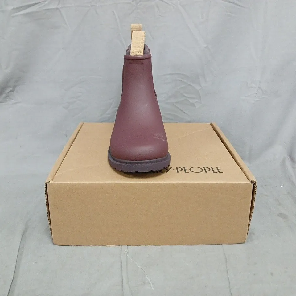 BOXED PAIR OF MERRY PEOPLE BOBBI BOOTS IN DARK CHERRY SIZE UK 4
