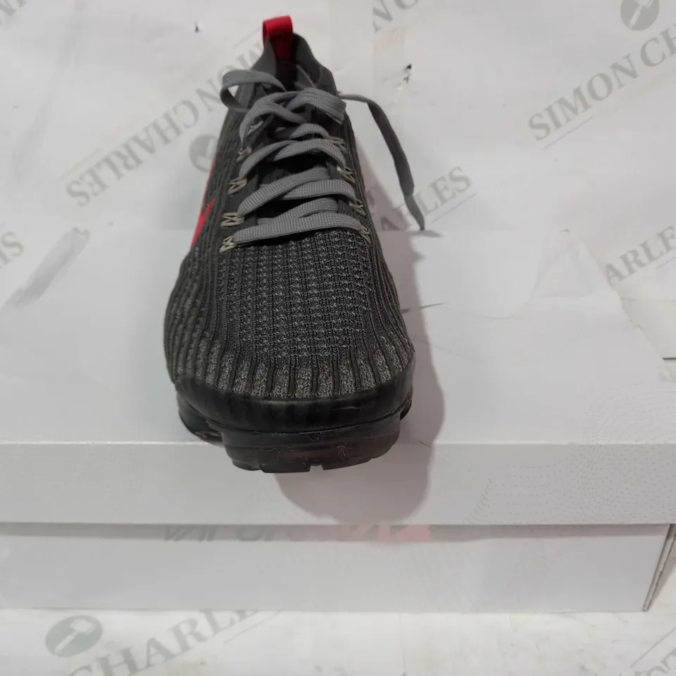 BOXED PAIR OF NIKE AIR VAPORMAX FLYKNIT 3 IN GREY/RED UK SIZE 8.5