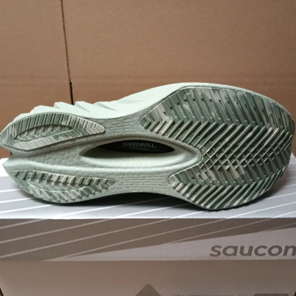 BOXED PAIR OF WOMENS SAUCONY ENDORPHIN PRO 4 IN LIGHT GREEN - UK 5