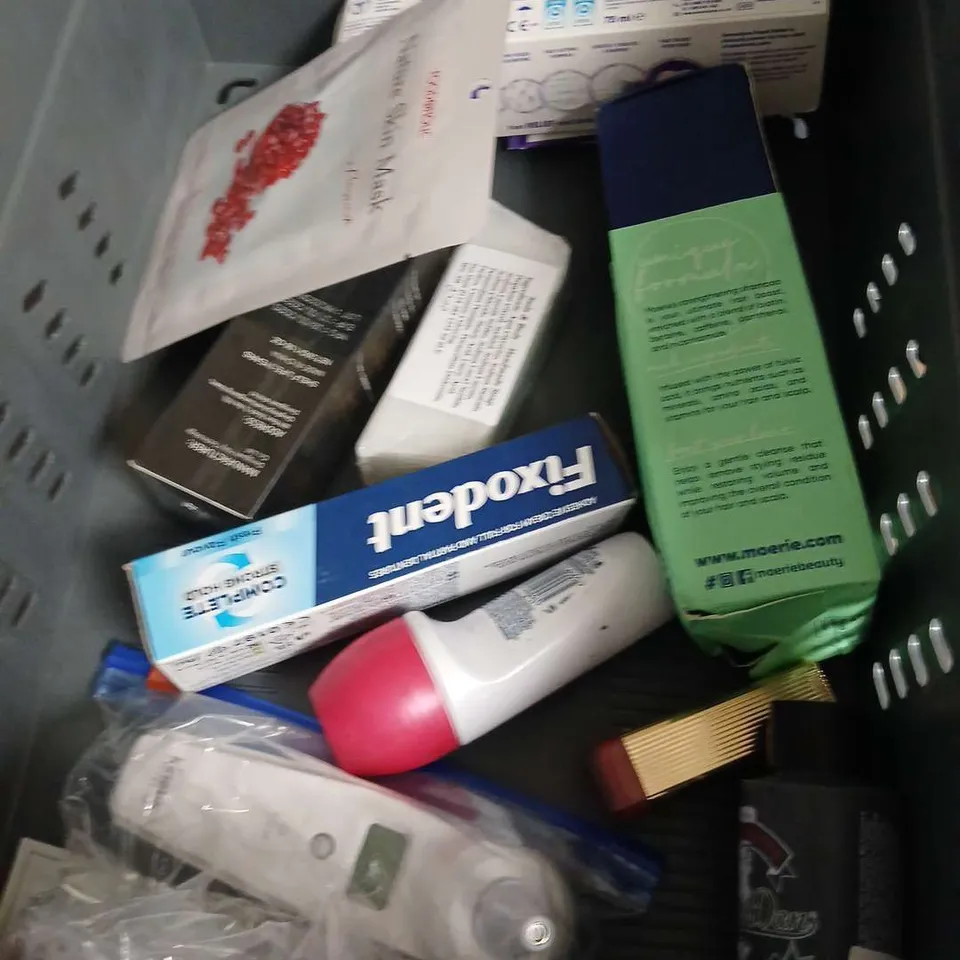APPROXIMATEY 20 ASSORTED HEALTH AND BEAUTY PRODUCTS TO INCLUDE - WHITES VENEER POLISH - TRESEMME HEAT DEFENCE SPRAY - VICTORIA'S SECRET SHIMMER FRAGRANCE - ETC