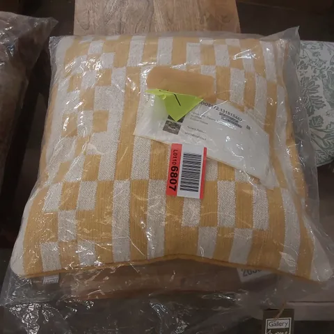 BAGGED GEOMETRIC SQUARE THROW CUSHION