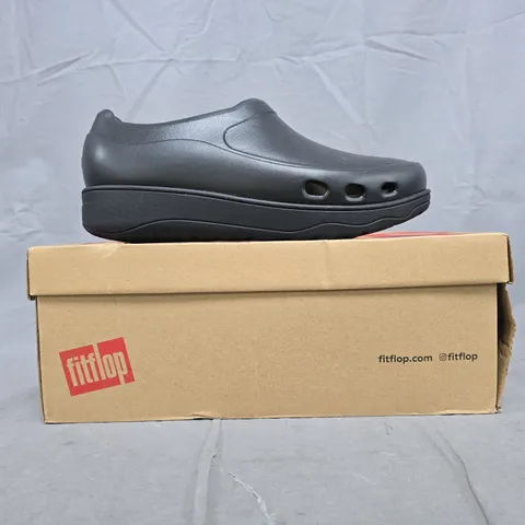 BOXED PAIR OF FITFLOP WORK HIGH-PERFORMANCE PROFESSIONAL CLOGS IN BLACK SIZE UK 7