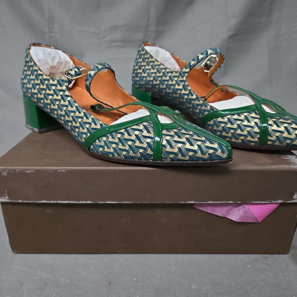 BOXED PAIR OF CHIE MIHARA JADI POINTED TOE LOW BLOCK HEEL SHOES IN GREEN W. TEAL/GOLD GEOMETRIC PATTERN EU SIZE 39