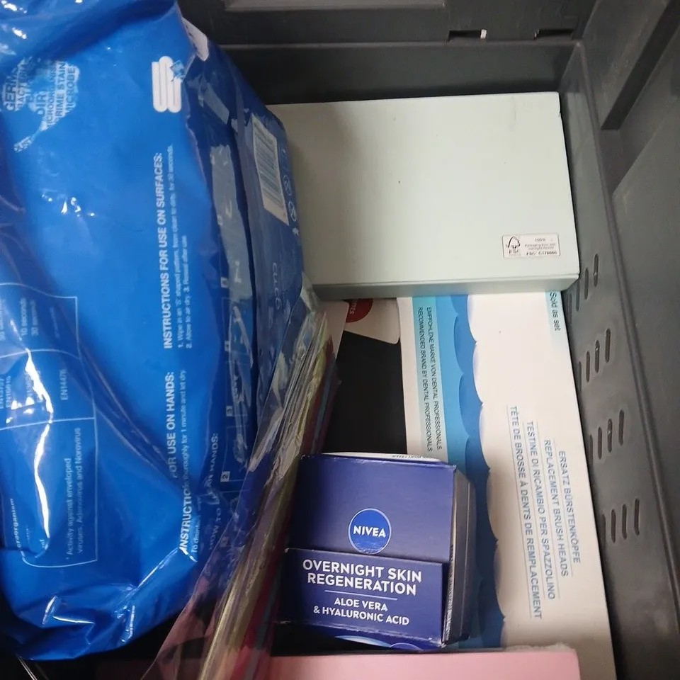 APPROXIMATELY 10 ASSORTED HEALTH & BEAUTY PRODUCTS TO INCLUDE REMOVER WIPES, PADS, XTREME 3 BLADES ETC