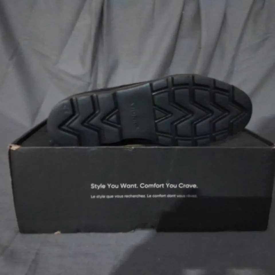 BOXED PAIR OF VIONIC LARSON LACE UP BOOTS SIZE 8