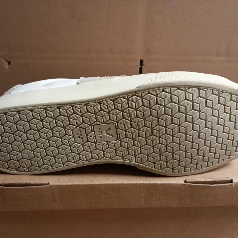 BOXED PAIR OF VEJA WHITE LEATHER SNEAKERS - UK SIZE 9