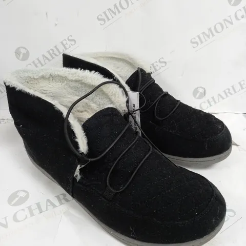 BOXED PAIR OF VIONIC BELIEVE SLIPPERS IN BLACK SIZE 7