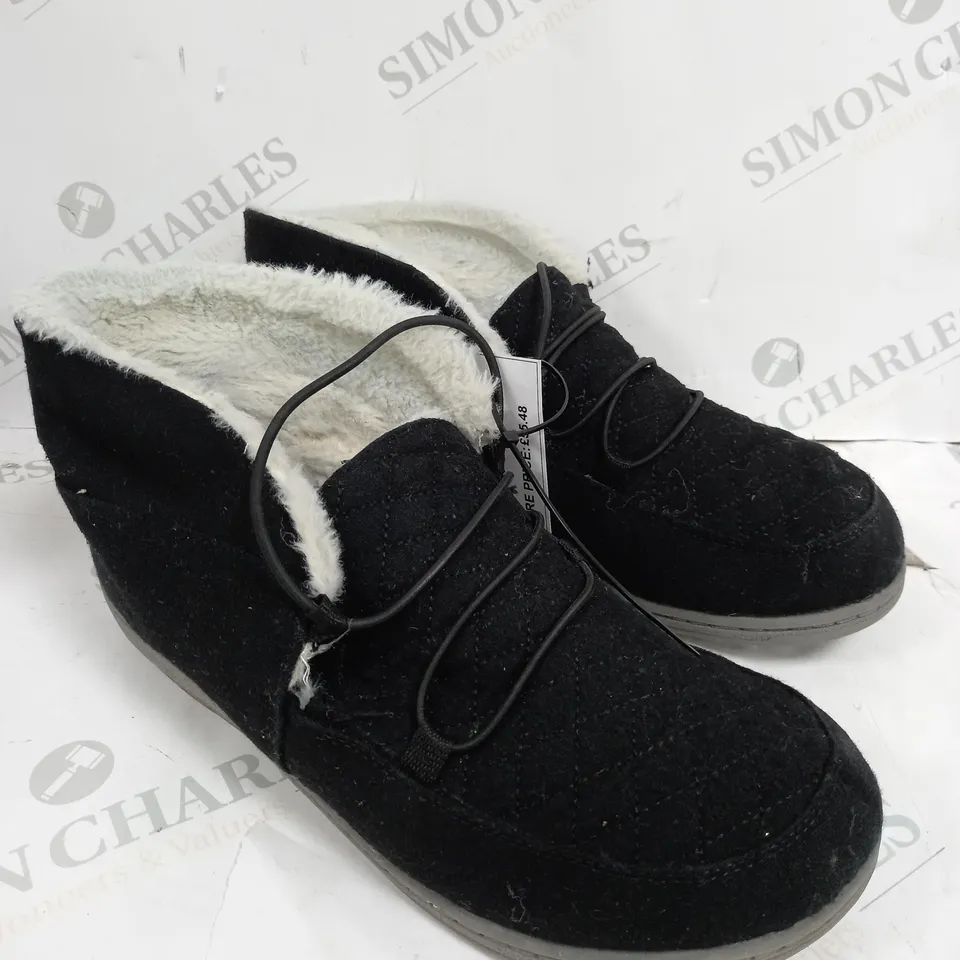 BOXED PAIR OF VIONIC BELIEVE SLIPPERS IN BLACK SIZE 7