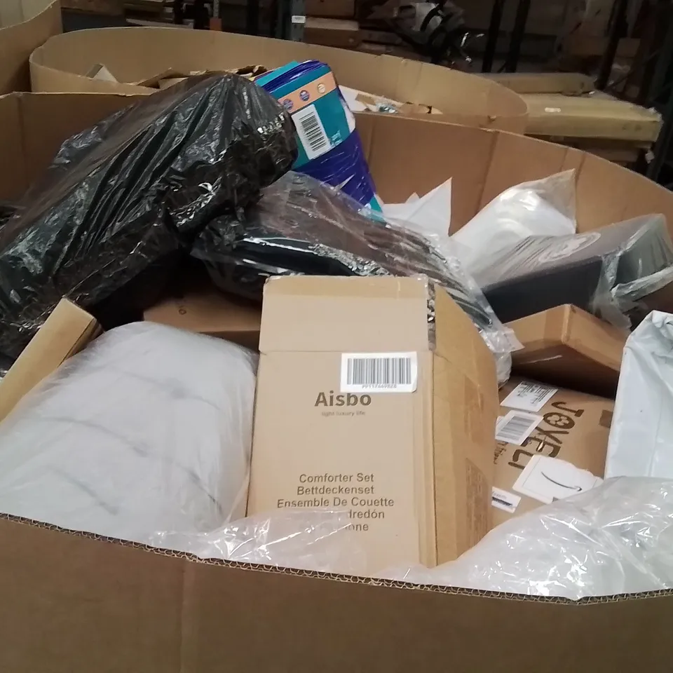PALLET CONTAINING A LARGE QUANTITY OF PILLOWS 