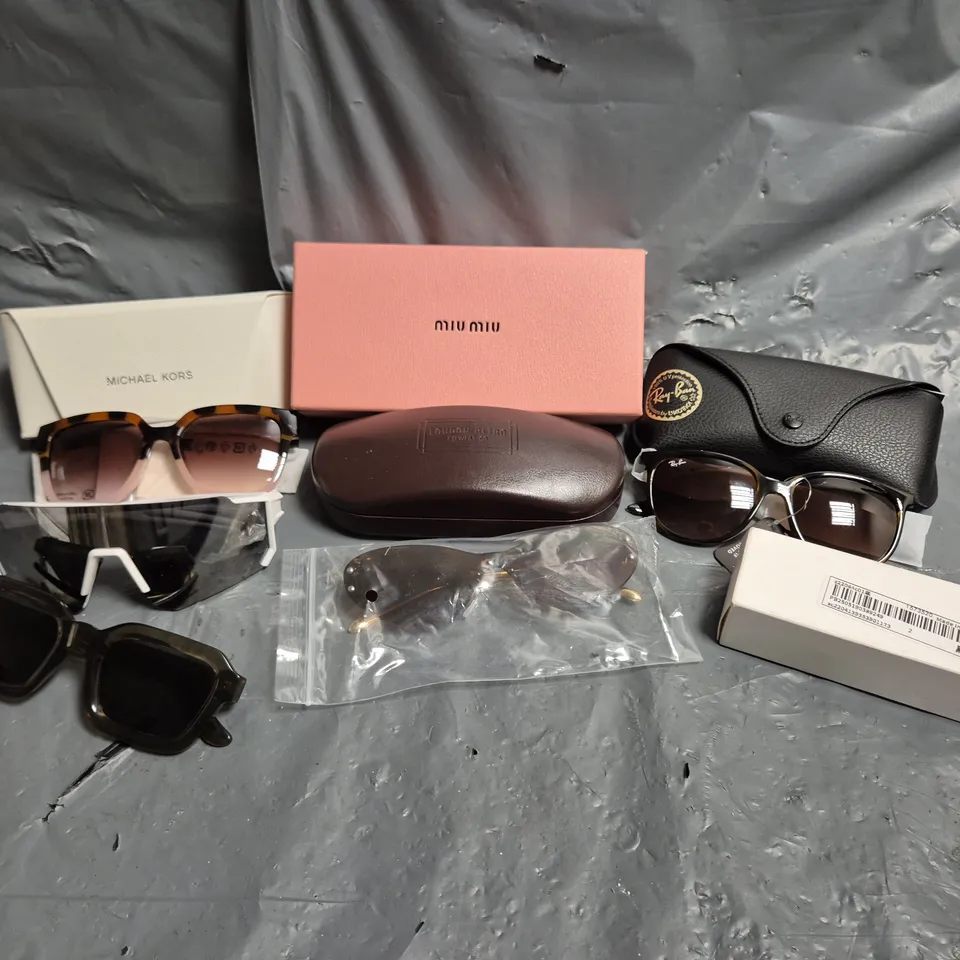 APPROXIAMTELY 15 ASSORTED SUNGLASSES/SPECTACLES IN VARIOUS DESIGNS TO INCLUDE MICHAEL KORS, MIU MIU, RAY-BAN, ETC