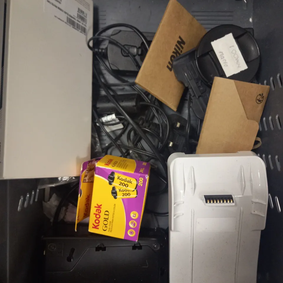 APPROXIMATELY 10 ASSORTED ELECTRICAL PRODUCTS TO INCLUDE LOGITECH WIRELESS MOUSE, SCREEN PROTECTORS, KODAK FILM ETC 