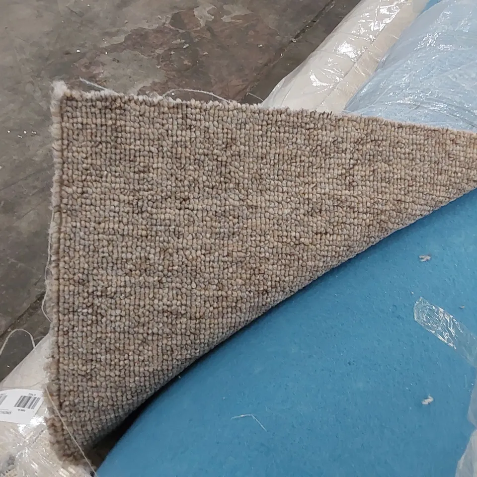 ROLL OF QUALITY GALA UT CARPET // SIZE: APPROX. 5 X 4.5m