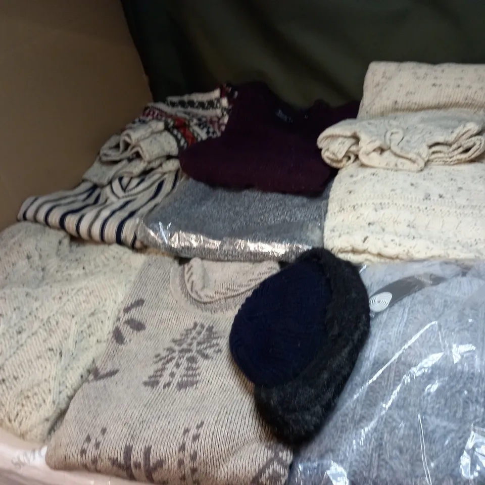 LOT OF APPROX 10 ASSORTED CLOTHING ITEMS IN VARIOUS SIZES