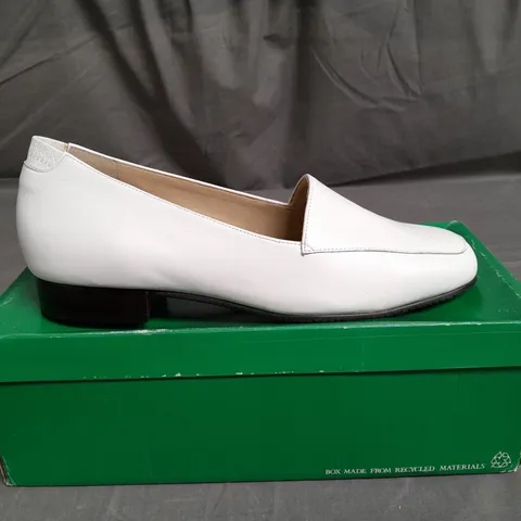 BOXED PAIR OF CLARKS WHITE LEATHER SHOES SIZE UK 6.5