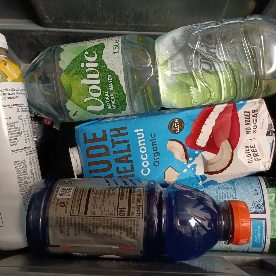 APPROXIMATELY 8 ASSORTED DRINKS TO INCLUDE HUEL BANANA, VOLVIC WATER, GATORADE FIERCE, ETC - COLLECTION ONLY